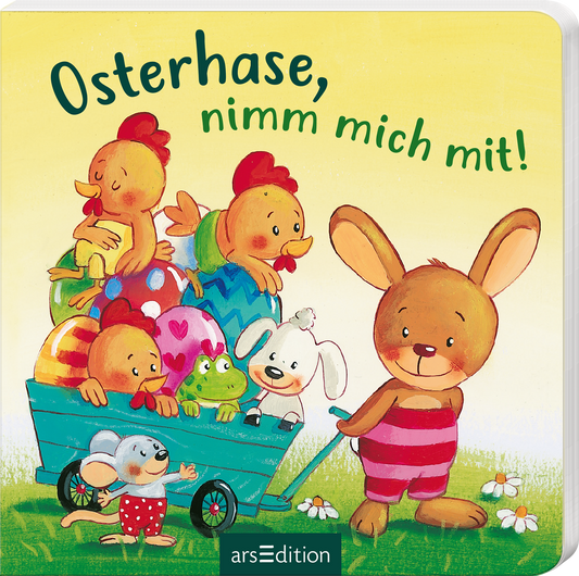 Auf dem Buchcover „Osterhase, nimm mich mit!“ von arsEdition ist ein fröhlicher, brauner Hase in roten gestreiften Shorts abgebildet. Um ihn herum versammeln sich bunte Tiere, darunter Hühner, ein Hund, eine Maus und ein Frosch, die in einem Wagen mit bunten Eiern unterwegs sind. Der Hintergrund ist in sanften Gelbtönen gehalten und vermittelt eine fröhliche, österliche Atmosphäre. Ganz oben steht der Titel in verspielter, grüner Schrift. Ganz unten mittig steht der Logoschriftzug...