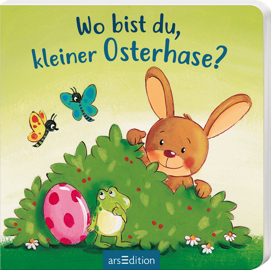 Das Cover zeigt einen niedlichen, braunen Hasen mit großen Ohren, der aus einem grünen Busch hervorlugt. Neben ihm steht ein kleiner, grüner Frosch. Bunte Schmetterlinge und Käfer fliegen umher, während ein pinkes Osterei im Vordergrund sichtbar ist. Der Titel „Wo bist du, kleiner Osterhase?“ ist in fröhlicher, blauer Schrift oben platziert. Ganz unten mittig steht der Logoschriftzug von arsEdition.