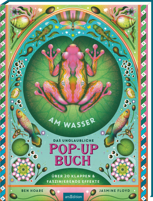 Das Buchcover zeigt in der Mitte einen farbenfrohen Frosch mit leuchtenden pinken und gelben Farben auf einem aquamarinfarbenen Hintergrund. Um den Frosch sind stilisierte Wasserpflanzen und Fische platziert, die die Unterwasseratmosphäre betonen. Der Titel „Am Wasser“ ist in verspielter Schrift über dem Frosch platziert. Darunter steht in größeren Lettern „Das unglaubliche Pop-Up Buch“ mit dem Zusatz „Über 20 Klappen & faszinierende Effekte“. Ganz unten mittig steht der...