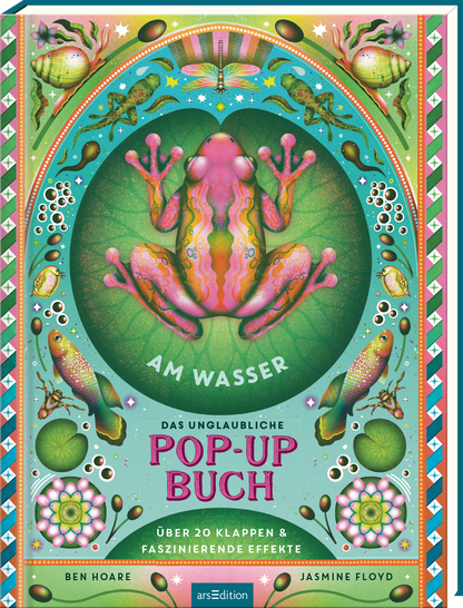 Das Cover zeigt einen lebendigen, blaugrünen Hintergrund mit einem großen, runden Element in der Mitte, das eine farbenfrohe Froschillustration zeigt. Der Frosch hat leuchtende Farben in Pink und Lila und sitzt vor einer stilisierten Wasserlandschaft mit Pflanzen. Oben steht der Titel „Am Wasser“, darunter der Untertitel „Das unglaubliche Pop-Up Buch“ in spielerischer Schrift. Ein SPIEGEL-Bestseller-Button mit dem Text „SPIEGEL-Bestseller“ ist in der oberen linken Ecke platziert....