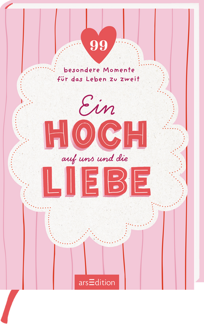 Das Buchcover enthält einen hellrosa Hintergrund mit vertikalen Streifen. Im Zentrum steht eine weiße Wolke mit einem roten Herzen darüber, in dem „99“ steht. Darin ist der Titel „Ein HOCH auf uns und die LIEBE“ in auffälliger, roter Schrift platziert, wobei das Wort „Hoch“ hervorgehoben ist. Der Untertitel „besondere Momente für das Leben zu zweit“ steht in kleiner, grauer Schrift darunter. Ganz unten mittig steht der Logoschriftzug von arsEdition.
