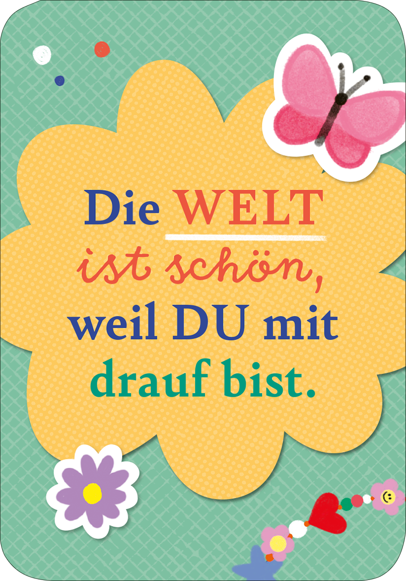 Gezeigt wird eine Innen- oder Zusatzansicht von „Voll schön, dass es dich gibt“. Die farbenfrohe Gestaltung zeigt eine gelbe Blüte mit abgerundeten Konturen im Hintergrund. Darauf steht in großen, bunten Buchstaben der Text: „Die WELT ist schön, weil DU mit drauf bist.“ Die Typografie variiert in Schriftgröße und Farbe, mit roten und blauen Akzenten. Zusätzliche, fröhliche Elemente sind ein rosa Schmetterling und mehrere bunte Blumen, die den positiven Eindruck verstärken.