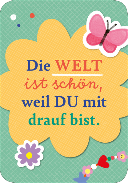 Gezeigt wird eine Innen- oder Zusatzansicht von „Voll schön, dass es dich gibt“. Die farbenfrohe Gestaltung zeigt eine gelbe Blüte mit abgerundeten Konturen im Hintergrund. Darauf steht in großen, bunten Buchstaben der Text: „Die WELT ist schön, weil DU mit drauf bist.“ Die Typografie variiert in Schriftgröße und Farbe, mit roten und blauen Akzenten. Zusätzliche, fröhliche Elemente sind ein rosa Schmetterling und mehrere bunte Blumen, die den positiven Eindruck verstärken.