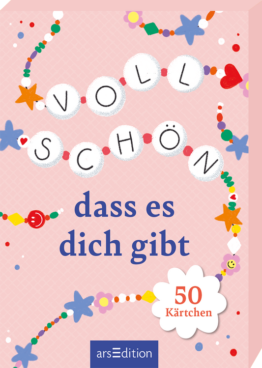 Das Buchcover zeigt einen pastellrosa Hintergrund, der mit bunten, kindlich gestalteten Elementen verziert ist. Im Mittelpunkt steht der Titel „VOLL SCHÖN“ in großen, verspielten weißen Buchstaben, die durch farbige Punkte umrandet sind. Darunter befindet sich der Untertitel „dass es dich gibt“ in blauer Schrift. In der unteren rechten Ecke ist der Text „50 Kärtchen“ in einer weißen Wolkenform platziert. Ganz unten mittig steht der Logoschriftzug von arsEdition.