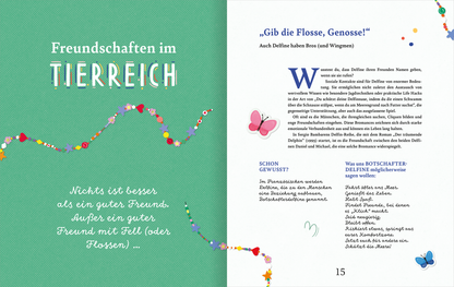 Gezeigt wird eine Innen- oder Zusatzansicht von „Mit dir kann ich die Welt erobern“. Auf der linken Seite ist der Titel „Freundschaften im TIERREICH“ in verspielter, weißer Schrift auf einem mintgrünen Hintergrund zu sehen. Darunter befindet sich ein Textabschnitt in schwarzer Schrift, eingerahmt von bunten Dekorationen aus kleinen Punkten und floralem Design. Die rechte Seite zeigt den Beginn des Kapitels „Gib die Flosse, Genosse!“, ergänzt durch eine dekorative, verschnörkelte...