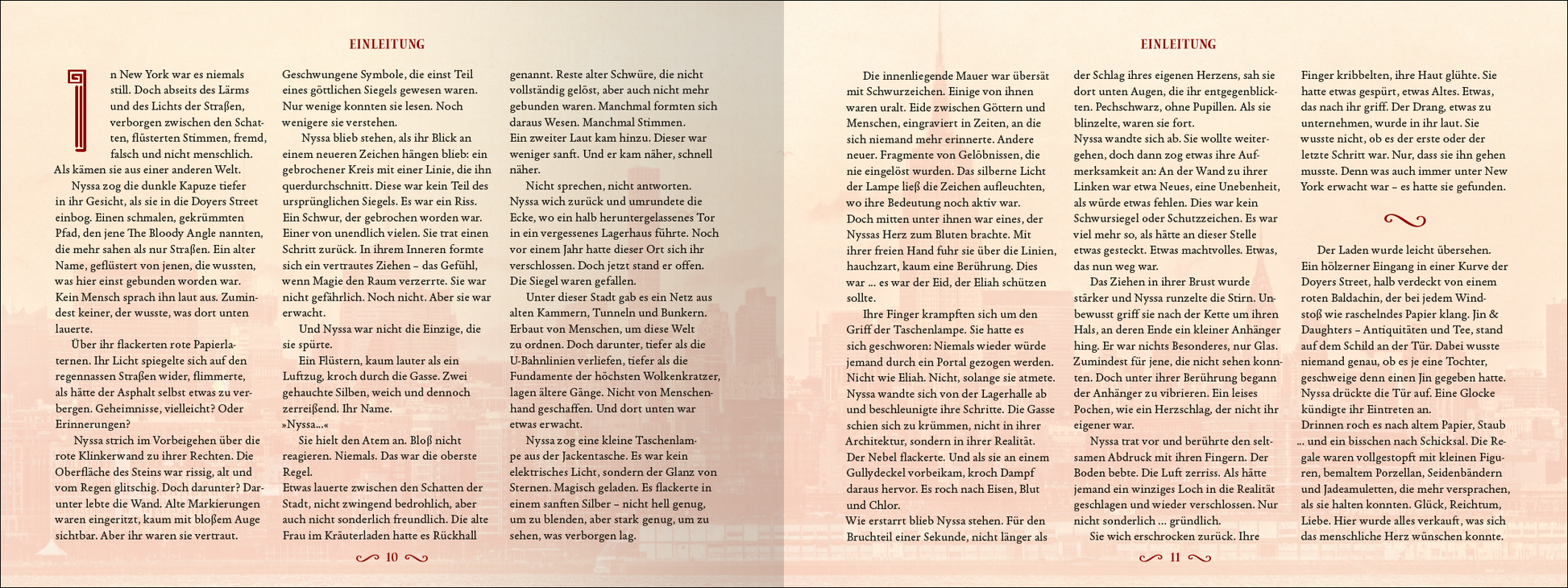 Gezeigt wird eine Innen- oder Zusatzansicht von „Love of a fallen God“. Die Seiten sind in sanften, warmen Farbtönen gehalten, mit einem zarten Farbverlauf im Hintergrund. Die Kopfzeile in elegantem Schwarz hebt den Titel „EINLEITUNG“ hervor. Der Haupttext ist in klassischer, gut lesbarer Schrift in Schwarz, während einzelne hervorgehobene Passagen in dunklem Rot dargestellt sind. Die Anordnung des Textes ist übersichtlich, mit ausreichend Abstand zwischen den Absätzen, um die...