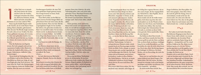 Gezeigt wird eine Innen- oder Zusatzansicht von „Love of a fallen God“. Die Seiten sind in sanften, warmen Farbtönen gehalten, mit einem zarten Farbverlauf im Hintergrund. Die Kopfzeile in elegantem Schwarz hebt den Titel „EINLEITUNG“ hervor. Der Haupttext ist in klassischer, gut lesbarer Schrift in Schwarz, während einzelne hervorgehobene Passagen in dunklem Rot dargestellt sind. Die Anordnung des Textes ist übersichtlich, mit ausreichend Abstand zwischen den Absätzen, um die...