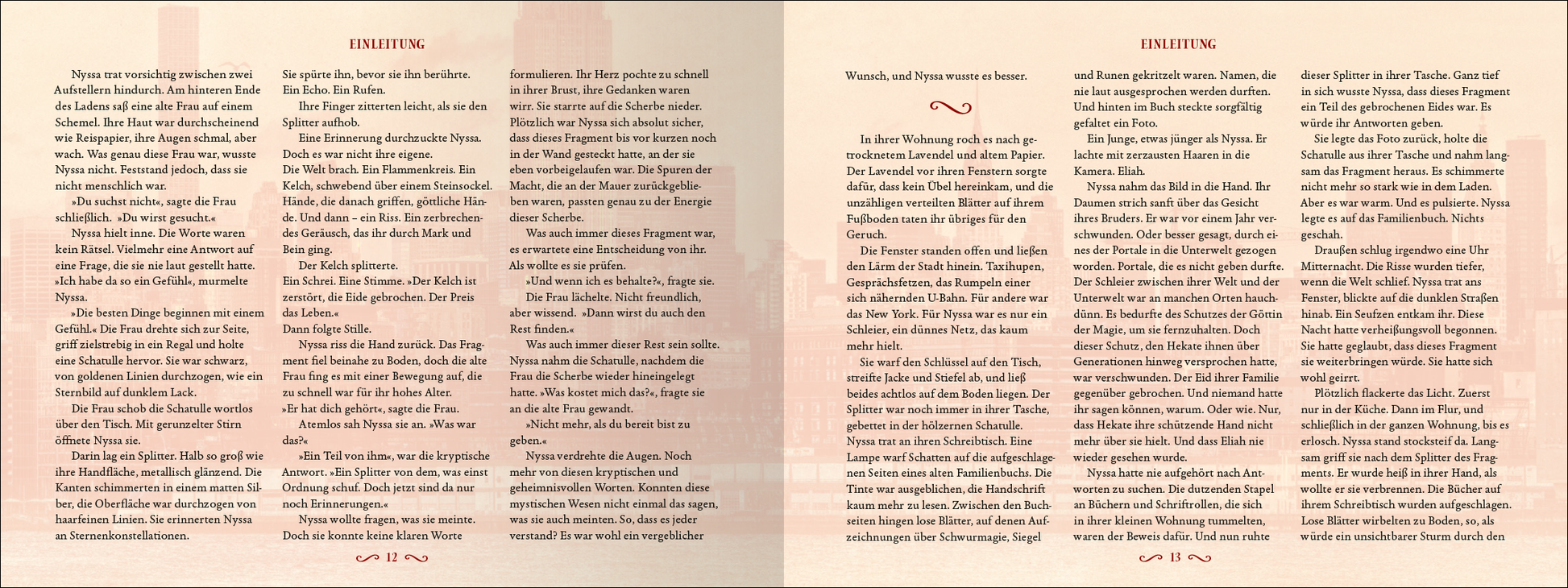 Gezeigt wird eine Innenansicht von „Love of a fallen God“. Die Seite ist in sanften Beigetönen gehalten, die den Hintergrund bilden. Der Text ist in einer eleganten, serifenbetonten Schrift in dunkler Braunfarbe gesetzt, was die Lesbarkeit unterstützt. Zwischen den Absätzen finden sich geschwungene Linien in einem zarten Rot, die visuelle Akzente setzen. Auf der linken Seite befindet sich der Titel „Einleitung“, der auffällig und klar gestaltet ist, während der Text auf beiden...