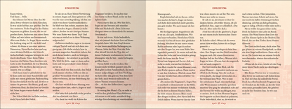 Gezeigt wird eine Innenansicht von „Love of a fallen God“. Die Seiten sind beige und zeigen einen sanften Farbverlauf in rotem und hell-rose Ton. Die Typografie ist gut lesbar, mit klaren serifenlosen Schriften in schwarzer Farbe. Der Text ist in mehrere Absätze unterteilt, die durch eine großzügige Zeilenhöhe eine angenehme Lesbarkeit erzeugen. Im Hintergrund sind schemenhafte, grafische Elemente angedeutet, die dem Design Tiefe verleihen.