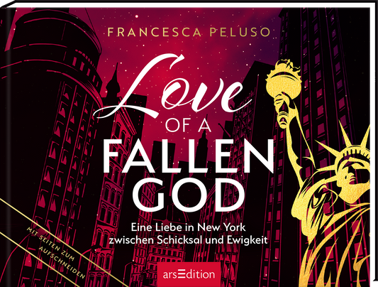 Das Buchcover zeigt eine stilisierte Darstellung von New York mit hohen Gebäuden und der Freiheitsstatue, die im Vordergrund steht. Die Farben sind in tiefen Blau- und Rottönen gehalten, die eine dramatische Atmosphäre erzeugen. Der Titel „Love of a Fallen God“ ist in geschwungener, weißer Schrift und großen, auffälligen Buchstaben gestaltet. Darunter steht der Untertitel „Eine Liebe in New York zwischen Schicksal und Ewigkeit“ in schlichterer Schrift. Oben links ist der Name der...