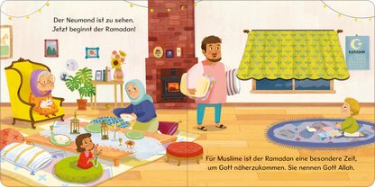 Gezeigt wird eine Innenansicht von „Mein kleines Buch vom Ramadan“. Die Illustration zeigt eine warme, einladende Wohnatmosphäre mit hellen Holzwänden und einem Teppich. Im Vordergrund sitzen eine Familie und bereiten sich auf den Ramadan vor, umgeben von Kissen in leuchtenden Farben. Typografisch hebt sich die Schrift durch klare Buchstaben ab, während die Szenen mit sanften Linien und fröhlichen Gesichtern die Bedeutung des Ramadans darstellen.