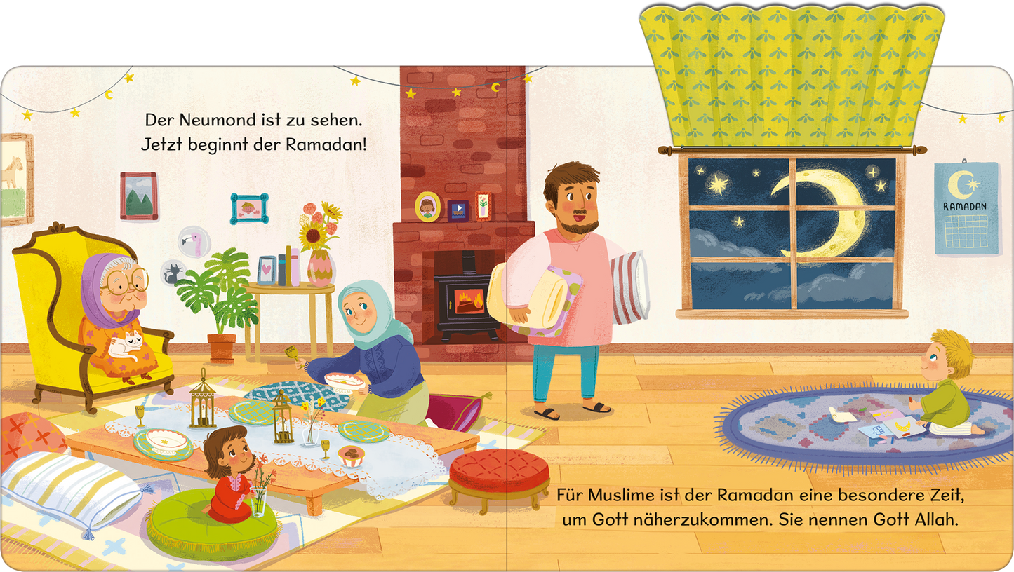 Gezeigt wird eine Innen- oder Zusatzansicht von „Mein kleines Buch vom Ramadan“. Die Illustration zeigt eine gemütliche Raumgestaltung mit einem warmen Farbton, der durch die roten und grünen Akzente lebendig wird. Im Vordergrund sitzen eine Frau in einem blau-grünen Tuch sowie ein Mann im pinken Gewand. An einem Tisch sind saisonale Speisen angerichtet. Eine Fensterbank mit einer Monddarstellung spiegelt das Ramadan-Thema wider, während eine Kinderszene auf einem bunten Teppich im Raum...