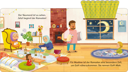 Gezeigt wird eine Innen- oder Zusatzansicht von „Mein kleines Buch vom Ramadan“. Die Illustration zeigt eine gemütliche Raumgestaltung mit einem warmen Farbton, der durch die roten und grünen Akzente lebendig wird. Im Vordergrund sitzen eine Frau in einem blau-grünen Tuch sowie ein Mann im pinken Gewand. An einem Tisch sind saisonale Speisen angerichtet. Eine Fensterbank mit einer Monddarstellung spiegelt das Ramadan-Thema wider, während eine Kinderszene auf einem bunten Teppich im Raum...