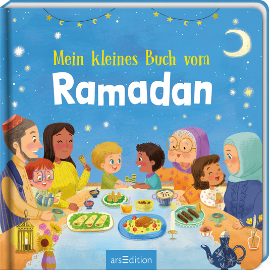Das Buchcover zeigt eine fröhliche, bunte Illustration von mehreren Menschen, die an einem Tisch mit verschiedenen Speisen sitzen, umgeben von einer klaren, blauen Nacht mit Sternen und einem Mond. Der Titel „Mein kleines Buch vom Ramadan“ ist in großen, weißen, verspielten Lettern geschrieben, was eine einladende Atmosphäre schafft. Oben sind zarte, goldene Lichter und Sterne zu sehen. Ganz unten mittig steht der Logoschriftzug von arsEdition.