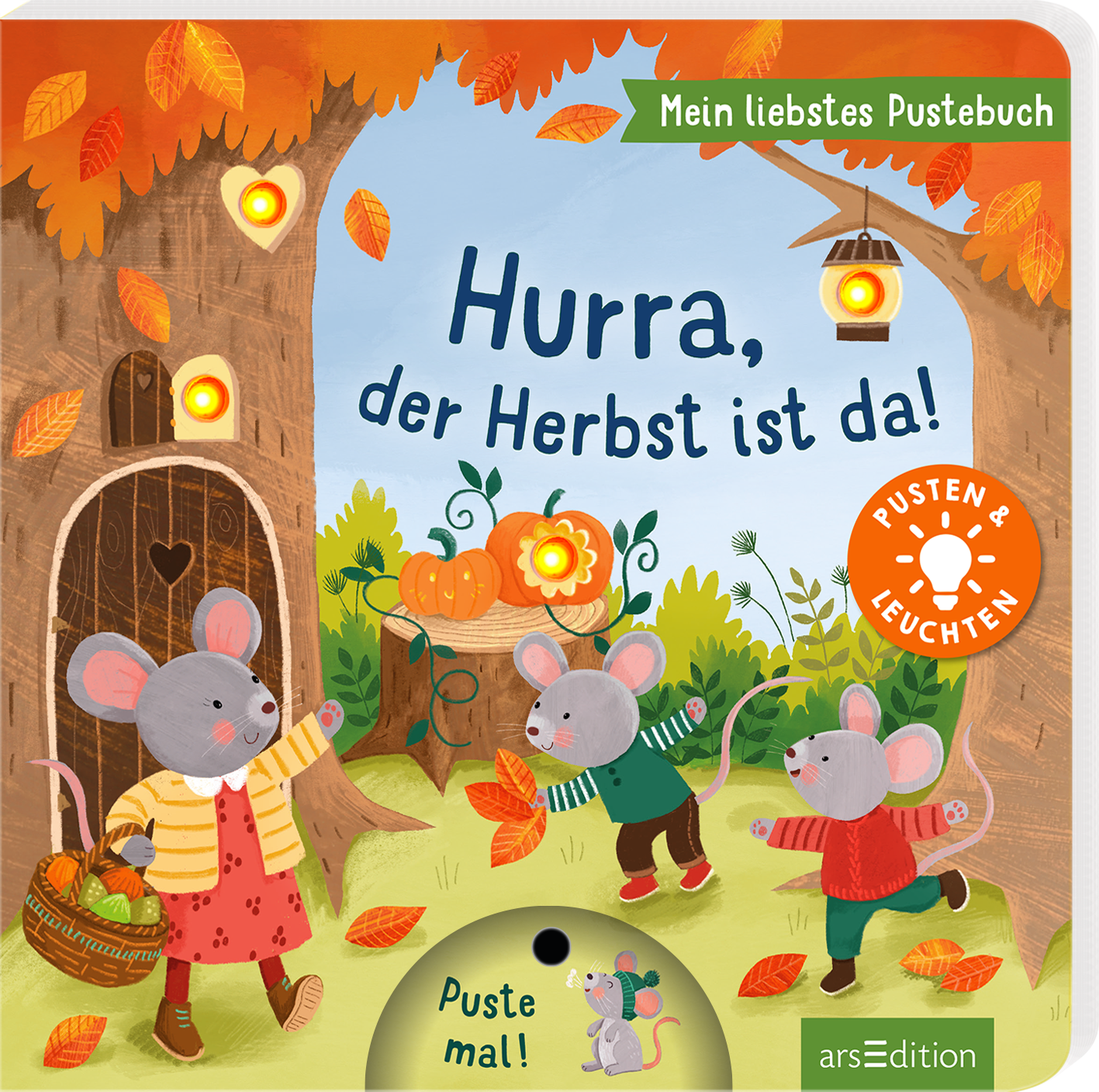 Fröhliches Kinderbuchcover mit warmen Herbstfarben: oranges und goldenes Laub, hellblauer Himmel, grüne Wiese. Drei anthropomorphe Mäuse in bunter Kleidung spielen mit Blättern vor einem hohlen Baum mit Tür und leuchtenden Laternen. Mittig oben der Titel „Hurra, der Herbst ist da!“ in rundlicher, verspielter blauer Typografie, oben rechts das grüne Bändchen „Mein liebstes Pustebuch“ und orangefarbener Button „Pusten und Leuchten“. Ganz unten mittig steht der Logoschriftzug...