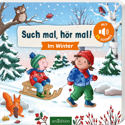 Das Cover zeigt eine winterliche Szene mit zwei fröhlichen Kindern, eines davon auf einem Schlitten. Das ältere Kind trägt eine rote Mütze und einen blauen Pullover, das jüngere Kind ist in blau, rot und grün gekleidet. Um sie herum sind schneebedeckte Bäume, ein Eichhörnchen und eine Eule, die auf einem Ast sitzt. Der Titel „Such mal, hör mal! Im Winter“ wird in einer verspielten Schriftart präsentiert und hebt sich durch einen orangefarbenen Banner ab. Rechts oben befindet sich...