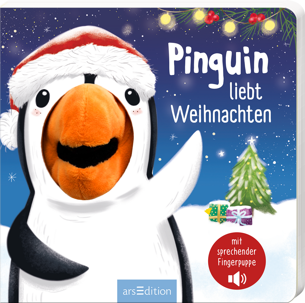 Das Buchcover zeigt einen fröhlichen Pinguin mit einer roten Weihnachtsmann-Mütze, der in die Kamera lächelt. Der Hintergrund ist in Blau und mit weißen Schneeflocken, sowie festlichen Lichtern dekoriert. In der oberen Hälfte steht der Titel „Pinguin liebt Weihnachten“ in verspielter, weißer Schrift. Auf der rechten Seite ist ein kleiner, beschneiter Weihnachtsbaum sowie farbenfrohe Geschenke zu sehen. Unten rechts befindet sich ein Hinweis „mit sprechender Fingerpuppe“ in Rot....