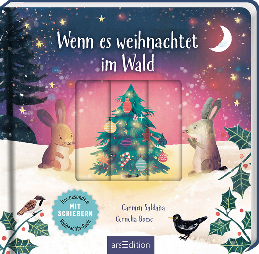 Das Buchcover zeigt eine winterliche Waldszene mit liebevollen, cartoonhaften Kaninchen, die um einen geschmückten Tannenbaum stehen. Der Himmel ist in sanften Blau- und Violetttönen gehalten, während eine festliche Atmosphäre mit weißen Schneeflocken und funkelnden Sternen entsteht. Der Titel „Wenn es weihnachtete im Wald“ ist in einer verspielten Schriftart oben mittig platziert. Ein Hinweis auf das besondere Buch „Das besondere Weihnachts-Buch mit Schiebern“ befindet sich in...