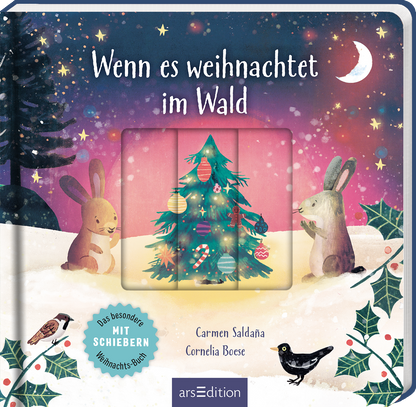 Das Buchcover zeigt eine winterliche Waldszene mit liebevollen, cartoonhaften Kaninchen, die um einen geschmückten Tannenbaum stehen. Der Himmel ist in sanften Blau- und Violetttönen gehalten, während eine festliche Atmosphäre mit weißen Schneeflocken und funkelnden Sternen entsteht. Der Titel „Wenn es weihnachtete im Wald“ ist in einer verspielten Schriftart oben mittig platziert. Ein Hinweis auf das besondere Buch „Das besondere Weihnachts-Buch mit Schiebern“ befindet sich in...