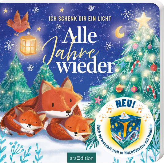 Das Buchcover zeigt eine winterliche Szene mit einem tiefblauen Hintergrund, auf dem sich dicke Schneeflocken und leuchtende Sterne befinden. Vordergründig ist ein Fuchs mit seinen Jungen zu sehen, die geborgen nebeneinander sitzen. Rechts sind verschneite Tannenbäume mit bunten Weihnachtsdekorationen abgebildet, während eine Laterne sanften Schein ausstrahlt. Oben steht in verspielter Schrift „Alle Jahre wieder“, darunter ist der Text „Ich schenk dir ein Licht“ zu lesen. In der...