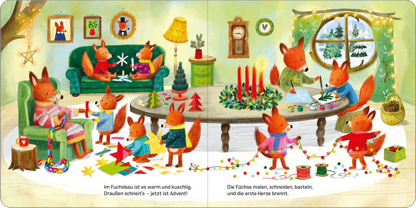 Gezeigt wird eine Innen- oder Zusatzansicht von „Mein erstes Adventskalenderbuch“. Die Szene zeigt einen gemütlichen Fuchsbaus mit warmen, waldgrünen und leuchtend roten Tönen. Mehrere Füchse in bunten Pullis sind beschäftigt: Einige basteln am Tisch, während andere mit bunten Sternen und Dekoration arbeiten. Eine große Fensteröffnung zeigt verschneite Tannenbäume. Auf dem Tisch stehen vier rote Kerzen und Bastelmaterialien sind verteilt, was eine einladende Adventsatmosphäre...