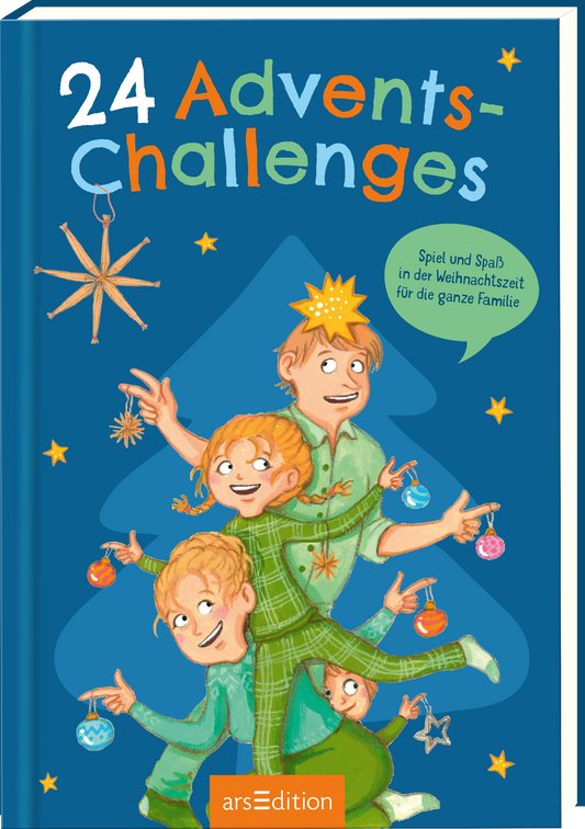 Das Buchcover zeigt zwei fröhliche Kinder mit ihren Eltern in bunter Winterkleidung, die gemeinsam Weihnachtsdekorationen halten. Der Hintergrund ist in einem tiefen Blau gehalten, hinter der Familie leuchtet ein großer, dunkler Weihnachtsbaum. Der Titel „24 Advents-Challenges“ ist in verspielten, bunten Buchstaben oben mittig angeordnet. Darunter befindet sich der Text „Spiel und Spaß in der Weihnachtszeit für die ganze Familie“ in einer freundlichen Schriftart. Ganz unten mittig...