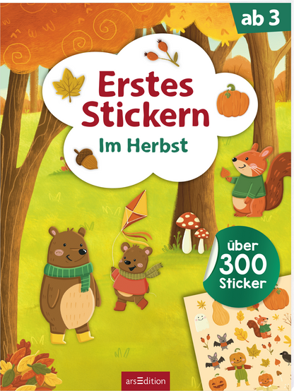 Das Buchcover zeigt eine herbstliche Landschaft mit bunten Herbstlaub und Bäumen in warmen Orangetönen. In der Mitte hebt sich der Titel „Erstes Stickern“ in verspielter, roter Schrift hervor, während darunter „Im Herbst“ in einer sanften, helleren Farbe steht. Auf der linken Seite sind ein niedlicher Bär und ein Eichhörnchen abgebildet, die fröhlich mit herbstlichen Gegenständen interagieren. In der unteren rechten Ecke ist ein Button mit dem Text „über 300 Sticker“...