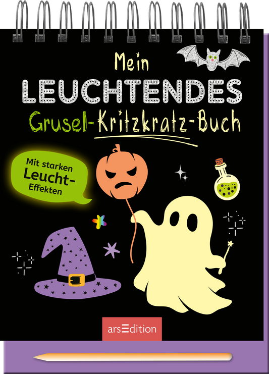 Das Cover zeigt einen dunklen Hintergrund mit lebhaften, bunten Illustrationen. Auffällig sind die Titelzeilen „Mein LEUCHTENDES Grusel-Kritzkratz-Buch“ in spielerischer, weißer Typografie, die durch leuchtende Elemente hervorgehoben werden. Zu sehen sind ein gruseliges Gespenst, ein orangefarbener Kürbis mit Gesicht, ein lila Zauberhut und ein Glas mit grüner Flüssigkeit. Ein Hinweistext in grün betont „Mit starken Leucht-Effekten“. Ganz unten mittig steht der Logoschriftzug von...