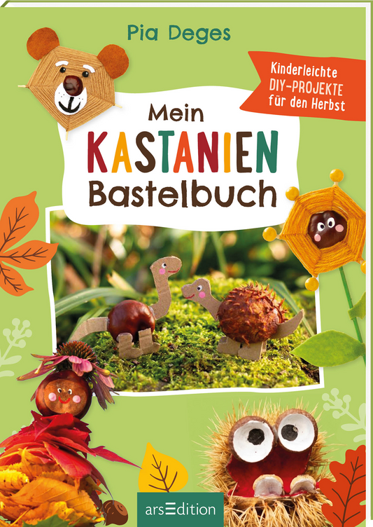 Auf dem Buchcover „Mein KASTANIEN Bastelbuch“ von Pia Deges dominieren fröhliche Farben wie Grün, Braun und Orange. Eine plakative Schrift hebt den Titel hervor, während sich darunter ein Bild von kreativ gestalteten Kastanien-Gestalten mit Augen und einem fröhlichen Gesicht zeigt. Oben rechts befindet sich ein orangefarbener Aufkleber mit der Aufschrift „Kinderleichte DIY-PROJEKTE für den Herbst“. Ganz unten mittig steht der Logoschriftzug von arsEdition.
