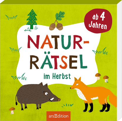 Das Cover zeigt eine helle, grüne Hintergrundfarbe und illustriert eine herbstliche Szenerie mit einem Igel und einem Fuchs, die zentral platziert sind. Der Titel „NATUR-RÄTSEL im Herbst“ ist verschnörkelt in bunten, kindgerechten Buchstaben gestaltet. Oben links befindet sich ein roter Button mit dem Text „ab 4 Jahren“. Ganz unten mittig steht der Logoschriftzug von arsEdition.