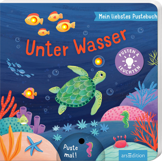 Das Buchcover zeigt eine bunte Unterwasserwelt mit leuchtenden Fischen, darunter eine grüne Schildkröte im Vordergrund. Die tiefblaue Hintergrundfarbe vermittelt eine ruhige Atmosphäre. Der Titel „Unter Wasser“ ist in auffälliger, orangefarbener Schrift platziert. Ein runder Button in der oberen rechten Ecke trägt den Text „PUSTEN & LEUCHTEN“. Die Gestaltung ist fröhlich und ansprechend für Kinder. Ganz unten mittig steht der Logoschriftzug von arsEdition.