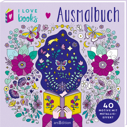 Das Cover zeigt eine farbenfrohe Gestaltung in lila, mit einer Vielzahl von Blumen und Schmetterlingen, die den Hintergrund schmücken. Im Vordergrund hält eine Person ein aufgeschlagenes Buch, aus dem fantasievolle Motive und Sterne hervorströmen. Oben links steht in Türkis „I LOVE books“ und der Titel „Ausmalbuch“ ist in einer verspielten Schriftart in dunkellila gesetzt. Unten rechts befindet sich ein Hinweis auf „40 Motive mit Metallic-Effekt“. Ganz unten mittig steht der...