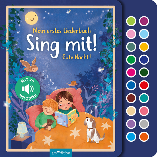 Das Buchcover zeigt eine nächtliche Szenerie in tiefem Blau mit bunten, spielerischen Illustrationen. In der Mitte lesen zwei Kinder gebannt in einem Buch, umgeben von Kuscheldecken und einem Hund, während die Sterne funkeln. Über ihnen strahlt ein lächelnder Mond. Die Titelzeile „Mein erstes Liederbuch: Sing mit! Gute Nacht!“ ist in verspielter, weißer und gelber Schrift gestaltet. Ein grüner Button mit der Aufschrift „Mit 20 Melodien“ hebt sich ab. Ganz unten mittig steht der...