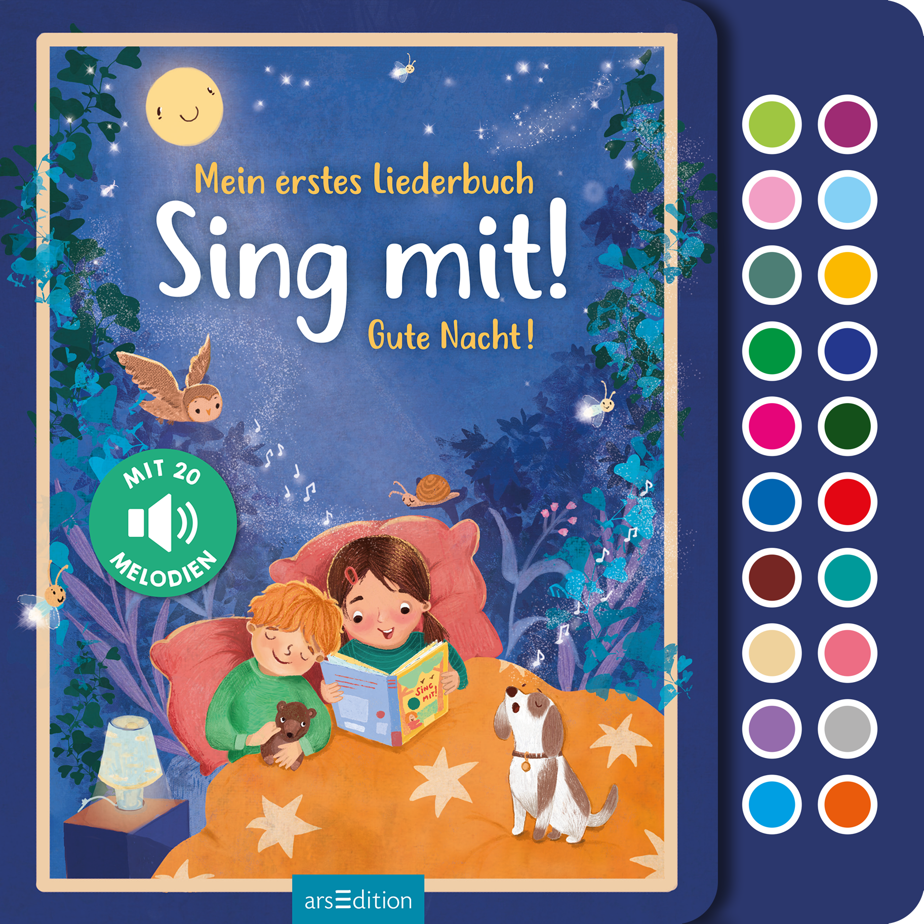 Das Buchcover zeigt eine nächtliche Szenerie in tiefem Blau mit bunten, spielerischen Illustrationen. In der Mitte lesen zwei Kinder gebannt in einem Buch, umgeben von Kuscheldecken und einem Hund, während die Sterne funkeln. Über ihnen strahlt ein lächelnder Mond. Die Titelzeile „Mein erstes Liederbuch: Sing mit! Gute Nacht!“ ist in verspielter, weißer und gelber Schrift gestaltet. Ein grüner Button mit der Aufschrift „Mit 20 Melodien“ hebt sich ab. Ganz unten mittig steht der...