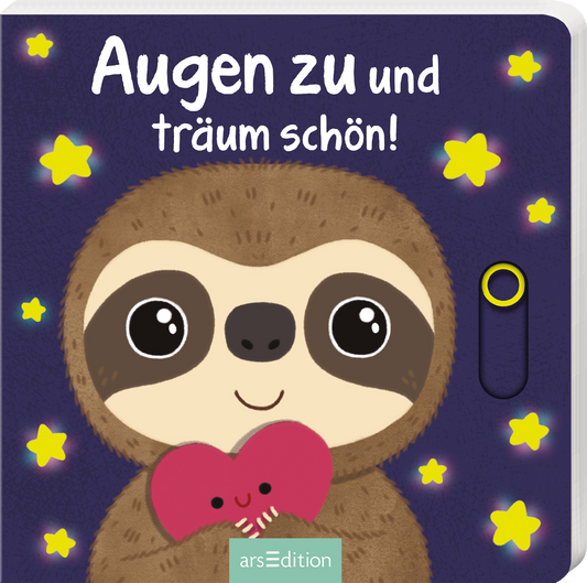 Das Buchcover zeigt ein niedliches Faultier mit großen, glänzenden Augen, das ein rotes Herz hält. Der Hintergrund ist in einem dunklen Blau gehalten, durchzogen von gelben Sternelementen, die eine träumerische Atmosphäre erzeugen. Oberhalb des Faultiers steht der Titel „Augen zu und träum schön!“ in verspielter, weißer Schrift. Ganz unten mittig steht der Logoschriftzug von arsEdition.