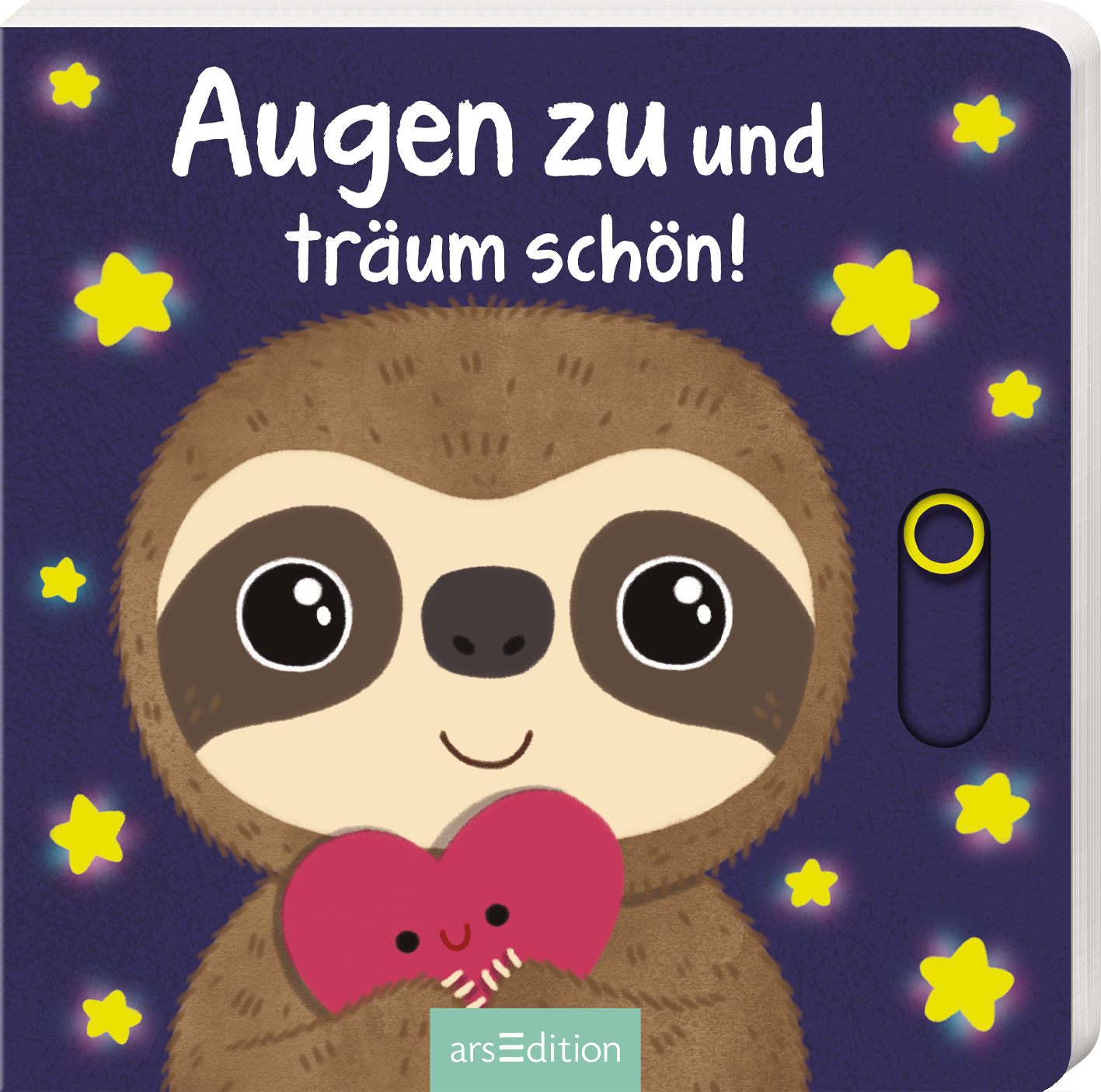 Das Buchcover zeigt ein niedliches Faultier mit großen, glänzenden Augen, das ein rotes Herz hält. Der Hintergrund ist in einem dunklen Blau gehalten, durchzogen von gelben Sternelementen, die eine träumerische Atmosphäre erzeugen. Oberhalb des Faultiers steht der Titel „Augen zu und träum schön!“ in verspielter, weißer Schrift. Ganz unten mittig steht der Logoschriftzug von arsEdition.