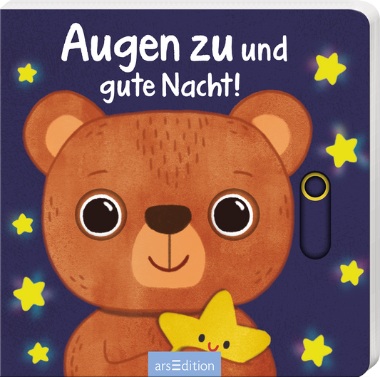 Das Buchcover zeigt einen niedlichen, braunen Bären mit großen, runden Augen, der ein gelbes Sternchen hält. Der Hintergrund ist in einem tiefen Blau gehalten, dekoriert mit leuchtend gelben Sternen. Oben auf dem Cover steht in freundlicher, verspielter Schrift „Augen zu und gute Nacht!“. Die Atmosphäre wirkt beruhigend und einladend, ideal für eine Gute-Nacht-Geschichte. Ganz unten mittig steht der Logoschriftzug von arsEdition.
