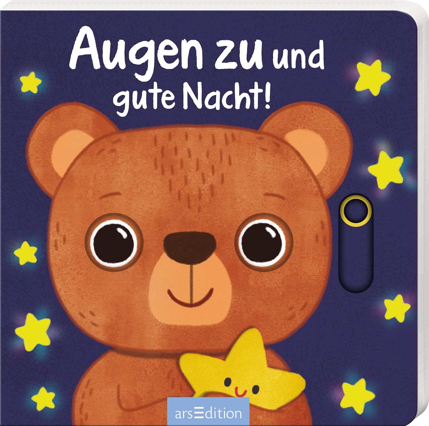 Das Buchcover zeigt einen niedlichen, braunen Bären mit großen, runden Augen, der ein gelbes Sternchen hält. Der Hintergrund ist in einem tiefen Blau gehalten, dekoriert mit leuchtend gelben Sternen. Oben auf dem Cover steht in freundlicher, verspielter Schrift „Augen zu und gute Nacht!“. Die Atmosphäre wirkt beruhigend und einladend, ideal für eine Gute-Nacht-Geschichte. Ganz unten mittig steht der Logoschriftzug von arsEdition.