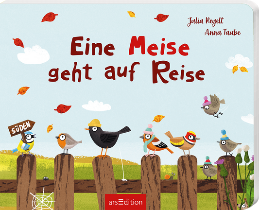 Das Buchcover zeigt eine fröhliche Szene mit verschiedenen bunten Vögeln auf einem Holzzaun. Die Vögel tragen kleine Hüte und haben unterschiedliche Farben, darunter Rot, Blau und Gelb. Der Himmel ist hellblau mit weißen Wolken und bunten herbstlichen Blättern, die herunterfallen. Der Titel „Eine Meise geht auf Reise“ steht in auffälliger, roter Schrift. Oben rechts sind die Namen der Autorinnen Julia Reylett und Anna Taube abgedruckt. Ganz unten mittig steht der Logoschriftzug von...