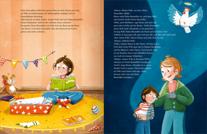 Gezeigt wird eine Innen- oder Zusatzansicht von „Pollys Huhn kommt in den Himmel“. Auf der linken Seite sitzt ein Junge im türkisfarbenen T-Shirt und blauen Hosen auf einem bunten Teppich. Er liest in einem Buch, umgeben von Spielzeug und einer Girlande. Rechts steht eine Frau mit blonden, lockigen Haaren und einem grünen Pullover, die zusammen mit einem kleinen Jungen im gestreiften Shirt spricht. Der Hintergrund ist in sanften Pastellfarben gehalten, während die Hauptfiguren...