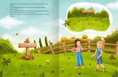 Gezeigt wird eine Innen- oder Zusatzansicht von „Pollys Huhn kommt in den Himmel“. Die Illustration zeigt eine grüne, hügelige Landschaft mit einer Holzhecke. Zwei Kinder, eines mit gestreiftem Shirt und eines mit Jeans und T-Shirt, stehen auf einem Weg. Über ihnen ist ein blauer Himmel mit weißen Wolken. An einem Pfosten ist ein Wegweiser angebracht, umgeben von bunten Blumen und einem geschirften Baum. Die Farben sind lebhaft und freundlich, die Schrift auf dem Wegweiser ist verspielt.