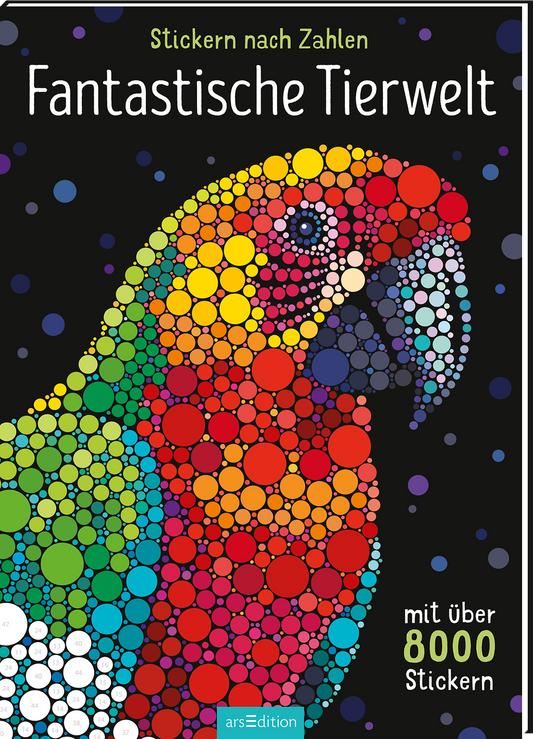Das Buchcover zeigt einen bunten Papagei aus vielfältigen, kreisförmigen Mustern in leuchtenden Farben, darunter Rot, Gelb, Grün und Blau, vor einem schwarzen Hintergrund. Der Titel „Fantastische Tierwelt“ ist in weißer, verspielter Schrift platziert. Oberhalb des Titels steht „Stickern nach Zahlen“. Ein Hinweis auf „mit über 8000 Stickern“ befindet sich unten auf dem Cover. Ganz unten mittig steht der Logoschriftzug von arsEdition.