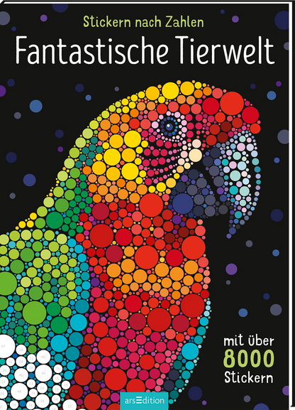 Das Buchcover zeigt einen bunten Papagei aus vielfältigen, kreisförmigen Mustern in leuchtenden Farben, darunter Rot, Gelb, Grün und Blau, vor einem schwarzen Hintergrund. Der Titel „Fantastische Tierwelt“ ist in weißer, verspielter Schrift platziert. Oberhalb des Titels steht „Stickern nach Zahlen“. Ein Hinweis auf „mit über 8000 Stickern“ befindet sich unten auf dem Cover. Ganz unten mittig steht der Logoschriftzug von arsEdition.