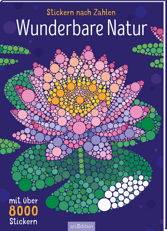 Das Buchcover zeigt eine leuchtende, stilisierte Wasserlilie mit zahlreichen bunten Punkten in verschiedenen Farben, die im Zusammenspiel eine harmonische Komposition ergeben. Der Hintergrund ist in dunklem Lila gehalten, während die Pflanze in sanften Rosa- und Gelbtönen erstrahlt. Der Titel „Wunderbare Natur“ ist in großen, freundlichen Buchstaben in der oberen Hälfte platziert. Unten links befindet sich der Hinweis „mit über 8000 Stickern“. Ganz unten mittig steht der...