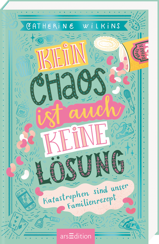 Das Buchcover zeigt einen hellen, mintgrünen Hintergrund, der mit verschiedenen Illustrationen von Küchenutensilien und Süßigkeiten verziert ist. Der Titel „KEIN CHAOS ist auch KEINE LÖSUNG“ ist in verschiedenen, lebhaften Farben und verspielten Schriftarten gestaltet. Unter dem Titel befindet sich der Untertitel „Katastrophen sind unser Familienrezept“ in einer schlichten Schrift. Der Name der Autorin Catherine Wilkins ist oben platziert. Ganz unten mittig steht der Logoschriftzug...