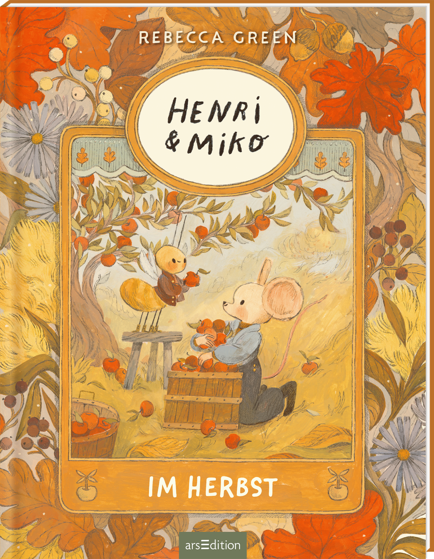 Das Cover von „Henri und Miko“ zeigt eine illustrierte Szene mit der Maus Henri und der Biene Miko, die im herbstlichen Feld Äpfel sammeln. Warmes Orange, Ocker und Braun dominieren, umrahmt von floralen Blättermotiven. Der Buchtitel „Henri &amp; Miko“ ist mit handschriftlicher Typografie in einer cremefarbenen ovalen Vignette über dem Motiv platziert, während der Untertitel „Im Herbst“ in weißer Schrift auf einer orangen Umrahmung unter der Illustration ist. Der Autorenname...