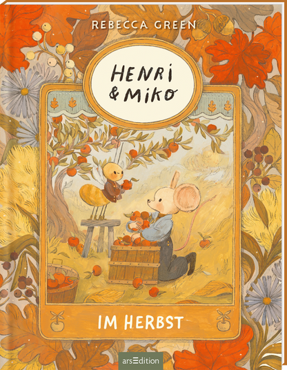 Das Cover von „Henri und Miko“ zeigt eine illustrierte Szene mit der Maus Henri und der Biene Miko, die im herbstlichen Feld Äpfel sammeln. Warmes Orange, Ocker und Braun dominieren, umrahmt von floralen Blättermotiven. Der Buchtitel „Henri &amp; Miko“ ist mit handschriftlicher Typografie in einer cremefarbenen ovalen Vignette über dem Motiv platziert, während der Untertitel „Im Herbst“ in weißer Schrift auf einer orangen Umrahmung unter der Illustration ist. Der Autorenname...