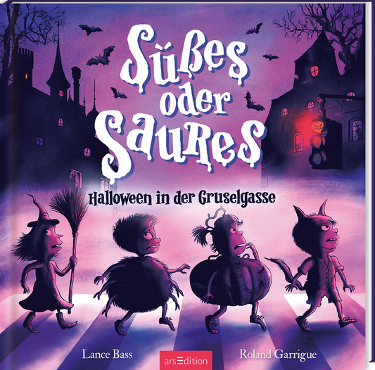 Das Buchcover zeigt eine schaurige Halloween-Szene in der Gruselgasse, die in schwarz-violettem Farbschema gehalten ist. Vier ängstlich aussehende Kinder in Kostümen gehen über einen Zebrastreifen, der von Nebel umhüllt ist. Im Hintergrund sind in der Dunkelheit zwei Häuser mit hohen Türmen und spitzen Dächern zu sehen. In der Luft fliegen mehrere Fledermäuse. Der Titel „Süßes oder Saures“ ist in einer verspielten, weißen Schriftart platziert, die den gespenstischen Charakter...