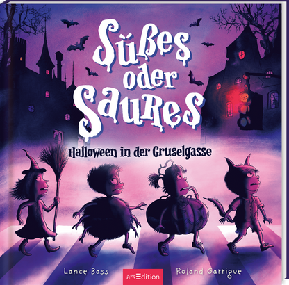 Das Buchcover zeigt eine schaurige Halloween-Szene in der Gruselgasse, die in schwarz-violettem Farbschema gehalten ist. Vier ängstlich aussehende Kinder in Kostümen gehen über einen Zebrastreifen, der von Nebel umhüllt ist. Im Hintergrund sind in der Dunkelheit zwei Häuser mit hohen Türmen und spitzen Dächern zu sehen. In der Luft fliegen mehrere Fledermäuse. Der Titel „Süßes oder Saures“ ist in einer verspielten, weißen Schriftart platziert, die den gespenstischen Charakter...