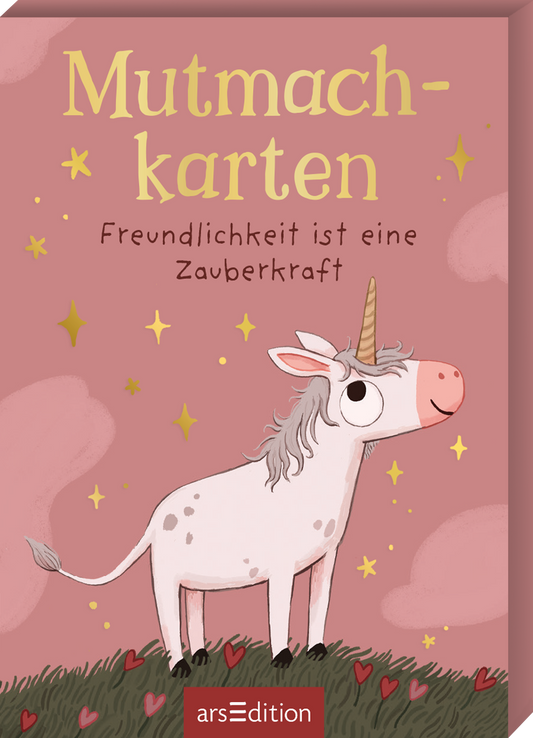 Das Cover der Kartenbox ist in Rosa- und Altrosa-Tönen gehalten. Oben steht mit großen goldenen Serifbuchstaben „Mutmachkarten“, darunter ist in kleiner, feiner Schrift der Untertitel „Freundlichkeit ist eine Zauberkraft“. Ein fröhliches hellrosafarbenes Einhorn mit hellem Horn und grauem Schweif steht auf grünem Gras mit kleinen roten Herzchen, umgeben von goldenen Sternchen. Ganz unten mittig steht der Logoschriftzug von arsEdition.